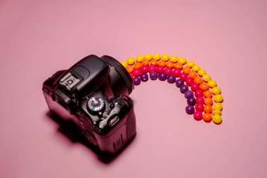 fotoğraf makinesi ve çok renkli şeker yetenekleri, konsept fotoğraf