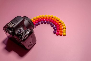 fotoğraf makinesi ve çok renkli şeker yetenekleri, konsept fotoğraf
