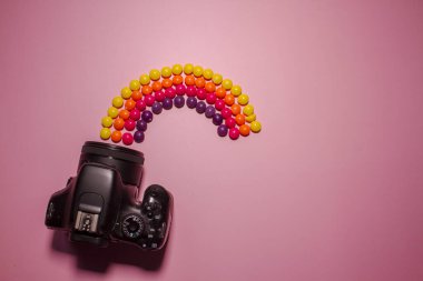 fotoğraf makinesi ve çok renkli şeker yetenekleri, konsept fotoğraf