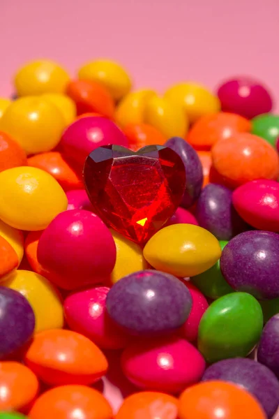 一堆五彩缤纷的技能糖果，上面有一颗红心 — 图库照片