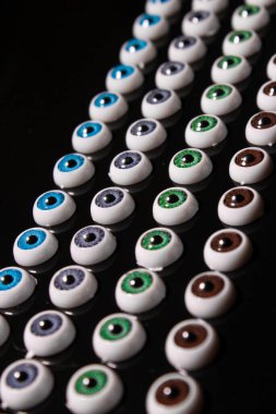 Siyah arkaplanda bebek gözü deseni