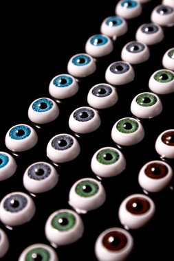 Siyah arkaplanda bebek gözü deseni