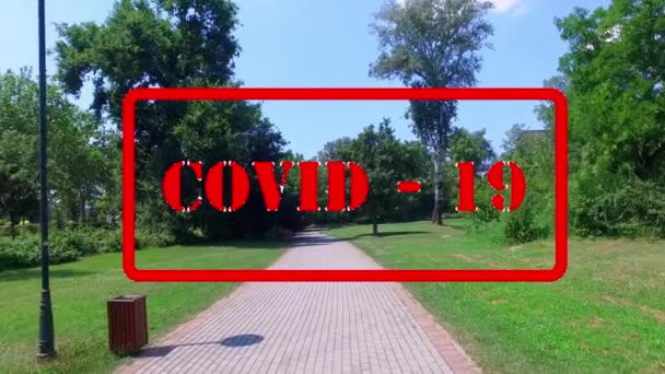 Coronavirüs Veya Covid Virüsünden Dolayı Boş Parktan Geçen Ilk Kişi — Stok video