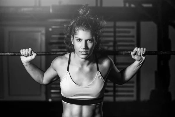 Joven Chica Musculosa Fuerte Sudorosa Con Grandes Músculos Sosteniendo Barra —  Fotos de Stock