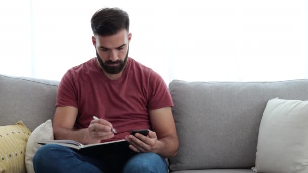 Homem Jovem Hipster Com Barba Escrevendo Notas Seu Celular Celular — Vídeo de Stock