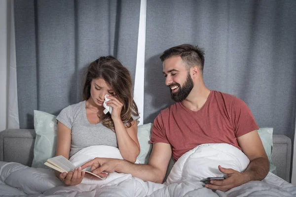 Joven Burlándose Riendo Porque Novia Llorando Mientras Ella Lee Libro — Foto de Stock