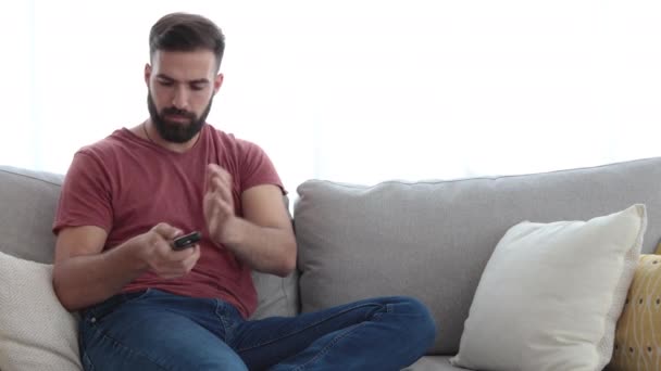 Jonge Knappe Bebaarde Hipster Man Die Afstandsbediening Opent Lege Lege — Stockvideo