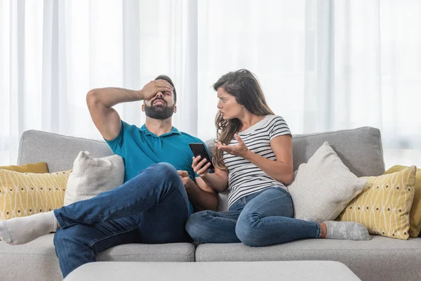 Young Couple Arguing Text Messages Boyfriends Phone Girlfriend Jealous Finding — Stock Photo, Image