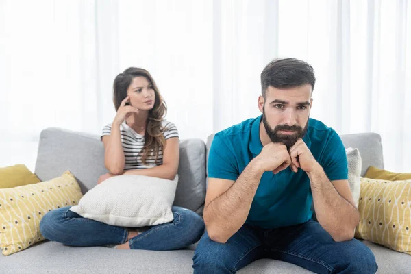 Joven Pareja Infeliz Sentada Sofá Casa Silencio Después Discutir Luchar — Foto de Stock