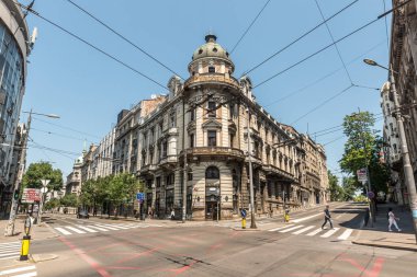 Sırbistan 'ın başkenti Belgrad' daki trafik yolları ve sokaklardaki kentsel yaşamla birlikte eski ve yeni binaların manzarası.