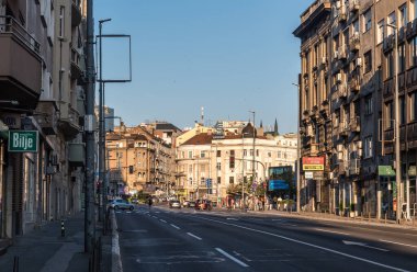 Sırbistan 'ın başkenti Belgrad' daki trafik yolları ve sokaklardaki kentsel yaşamla birlikte eski ve yeni binaların manzarası.