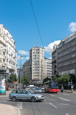 Arnavutluk şehir merkezindeki saraya ve Sırbistan 'ın başkenti Belgrad' daki sokaktaki ortak güne bak. 