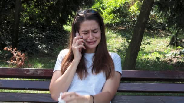 Sedih Gadis Cantik Atau Wanita Duduk Sendirian Taman Bangku Taman — Stok Video