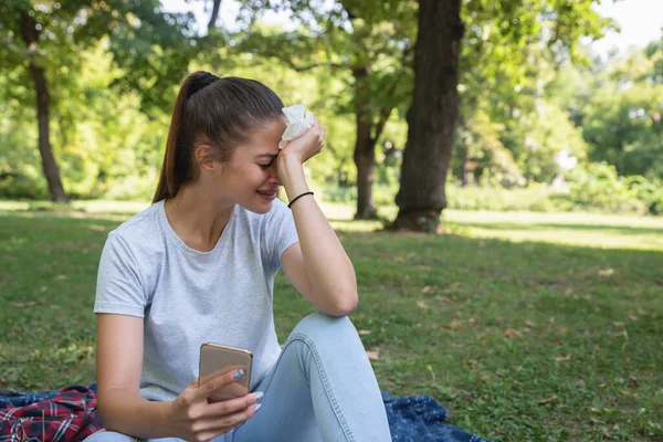 Giovane Donna Triste Seduta Nel Parco Che Tiene Cellulare Piange — Foto Stock