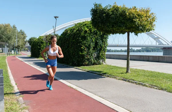 Joven Mujer Musculosa Forma Correr Sendero Parque Para Entrenamiento Cross — Foto de Stock