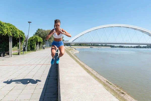 Mujer Joven Sexy Sudorosa Musculosa Que Practica Salto Lateral Aire — Foto de Stock