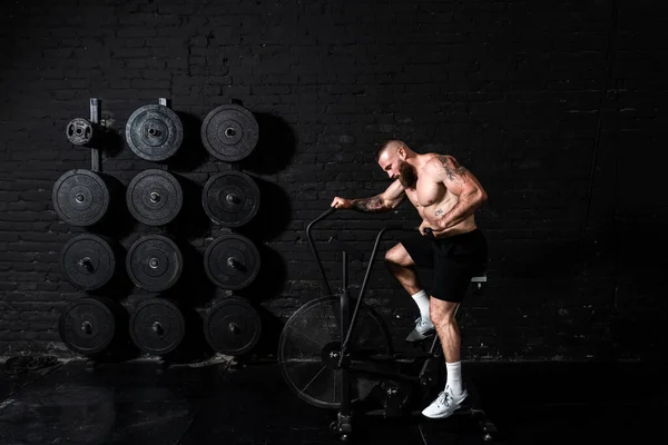 Joven Fuerte Ajuste Hombre Musculoso Sudoroso Con Grandes Músculos Haciendo —  Fotos de Stock