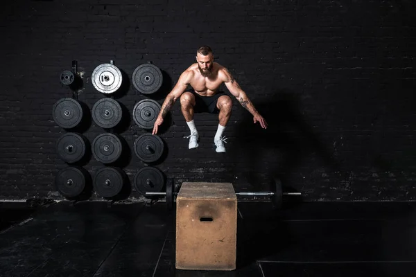 Joven Fuerte Ajuste Hombre Musculoso Sudoroso Con Grandes Músculos Haciendo — Foto de Stock