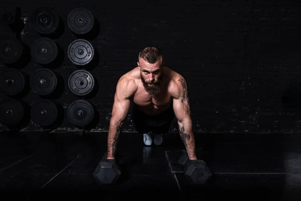 Joven Hombre Musculoso Fuerte Sudoroso Con Grandes Músculos Haciendo Flexiones —  Fotos de Stock