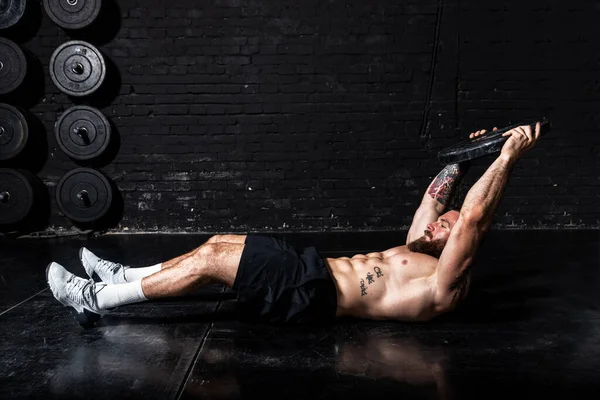 Joven Sudoroso Ajuste Fuerte Hombre Muscular Con Grandes Músculos Haciendo —  Fotos de Stock