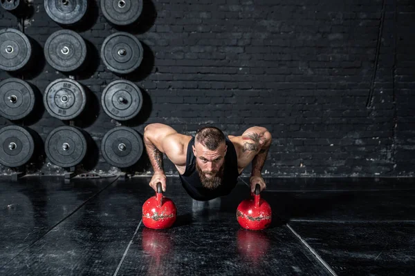 Joven Hombre Musculoso Sudoroso Fuerte Forma Con Grandes Músculos Haciendo — Foto de Stock