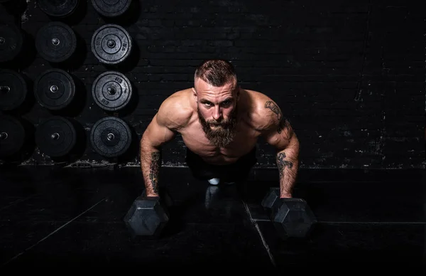 Joven Hombre Musculoso Sudoroso Fuerte Forma Con Grandes Músculos Haciendo —  Fotos de Stock