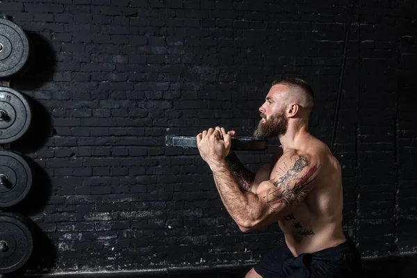 Joven Sudoroso Fuerte Musculoso Hombre Forma Con Grandes Músculos Haciendo — Foto de Stock