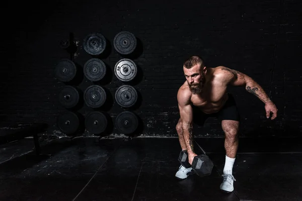 Joven Hombre Musculoso Sudoroso Fuerte Forma Con Grandes Músculos Haciendo — Foto de Stock