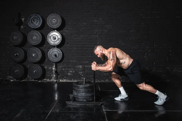 Joven Hombre Fuerte Sudoroso Ajuste Muscular Con Grandes Músculos Empujando —  Fotos de Stock