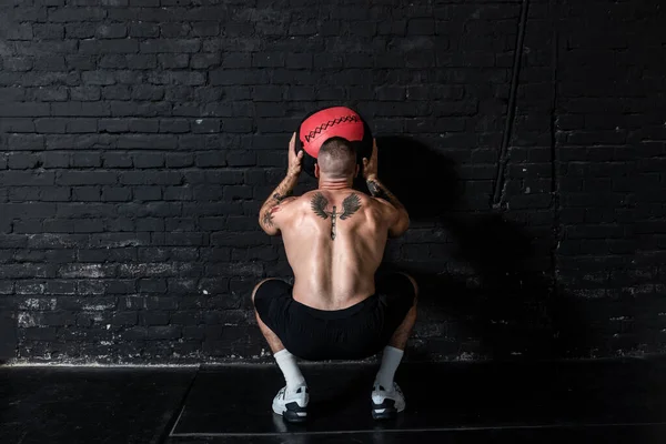 Joven Hombre Fuerte Sudoroso Enfocado Forma Muscular Con Grandes Músculos — Foto de Stock