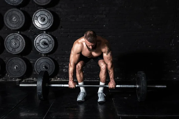 Joven Hombre Musculoso Fuerte Sudoroso Con Grandes Músculos Que Sostienen — Foto de Stock