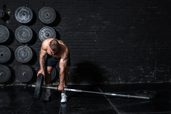 Joven Hombre Musculoso Fuerte Sudoroso Con Grandes Músculos Poniendo Placa —  Fotos de Stock