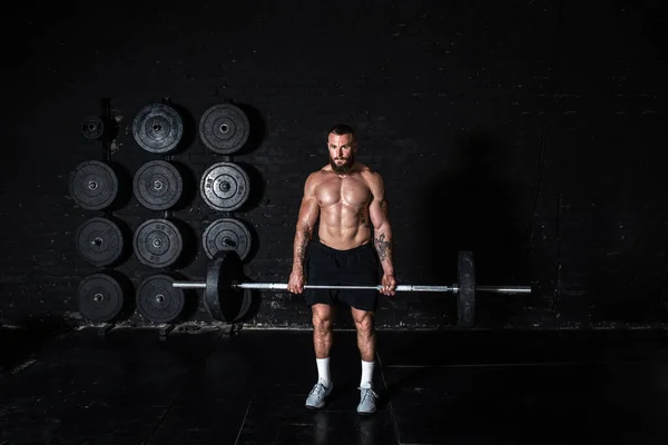 Joven Hombre Musculoso Fuerte Sudoroso Con Grandes Músculos Que Sostienen —  Fotos de Stock