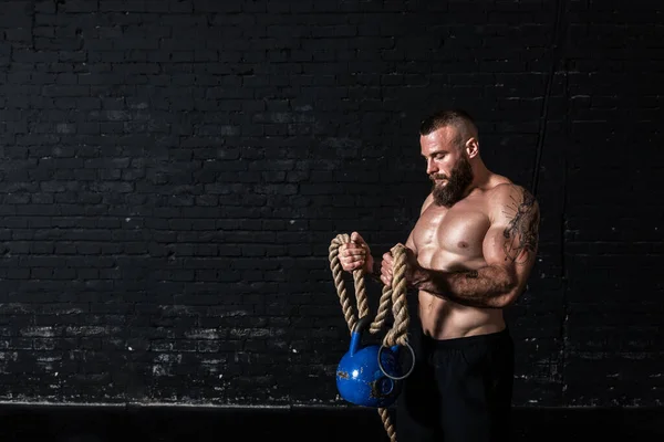 Joven Hombre Musculoso Fuerte Sudoroso Con Grandes Músculos Improvisar Hacer — Foto de Stock