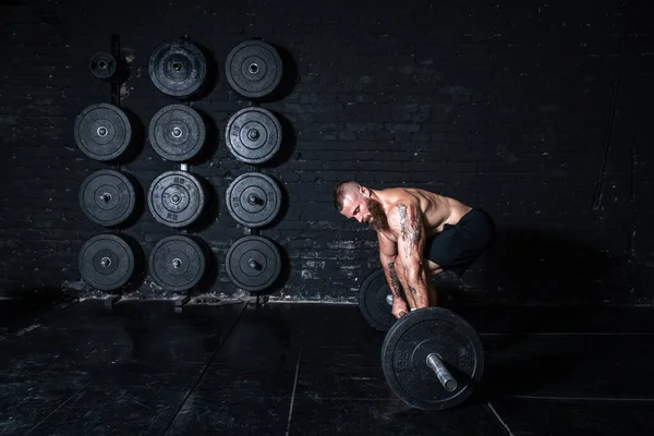 Jovem Suado Forte Muscular Ajuste Homem Com Grandes Músculos Segurando — Fotografia de Stock