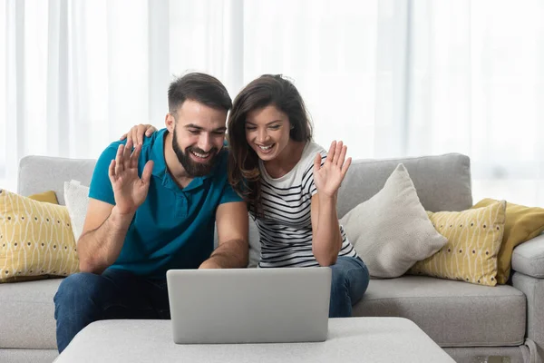 Young Couple Sitting Living Room Laptop Waving Marital Therapist Successful — Stock Photo, Image