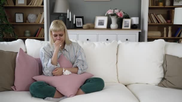 Traurig Depressive Junge Frau Fühlt Sich Schlecht Gestresst Besorgt Ängstlich — Stockvideo