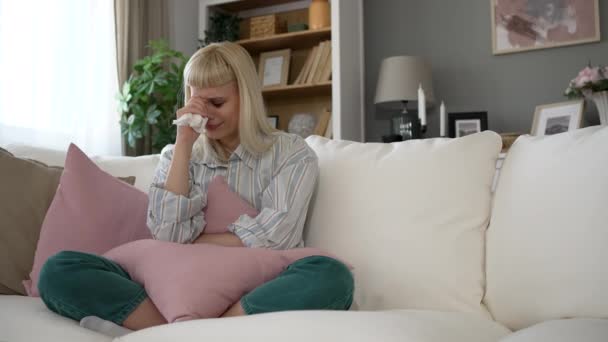 Sorgsen Deprimerad Ung Kvinna Mår Dåligt Stressad Orolig Orolig Skäms — Stockvideo