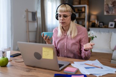 Ek iş para, ikinci iş konsepti. Öğrenci kredisini ödemek için internetten internet üzerinden çalışan genç bir üniversite öğrencisi, kira için para biriktiren, seyahat tatilinde ev videosundan çalışan bir kadın.