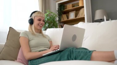 Ek iş para, ikinci iş konsepti. Öğrenci kredisini ödemek için internetten internet üzerinden çalışan genç bir üniversite öğrencisi, kira için para biriktiren, seyahat tatilinde ev videosundan çalışan bir kadın.