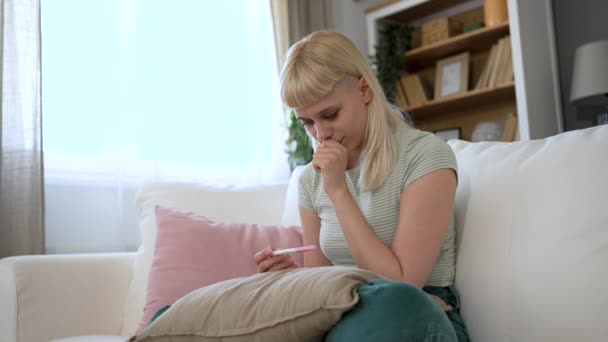 Überglückliche Junge Frau Mit Schwangerschaftsteststab Sitzt Hause Auf Sofa Schwangere — Stockvideo