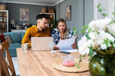 Ek iş para, ikinci iş konsepti. Genç üniversite öğrencileri serbest internet işinde çalışarak öğrenci kredisini, kirayı, seyahat tatili finansmanını ve ekonomi videosunu ödemek için para biriktiriyor.