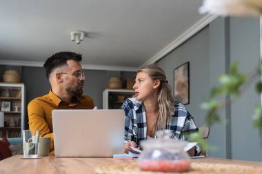 Ek iş para, ikinci iş konsepti. Genç üniversite öğrencileri serbest internet işinde çalışarak öğrenci kredisini, kirayı, seyahat tatili finansmanını ve ekonomi videosunu ödemek için para biriktiriyor.