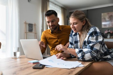 Ek iş para, ikinci iş konsepti. Genç üniversite öğrencileri serbest internet işinde çalışarak öğrenci kredisini, kirayı, seyahat tatili finansmanını ve ekonomi videosunu ödemek için para biriktiriyor.