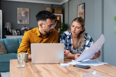 Ek iş para, ikinci iş konsepti. Genç üniversite öğrencileri serbest internet işinde çalışarak öğrenci kredisini, kirayı, seyahat tatili finansmanını ve ekonomi videosunu ödemek için para biriktiriyor.