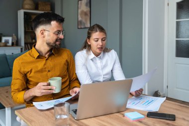 Ek iş para, ikinci iş konsepti. Genç üniversite öğrencileri serbest internet işinde çalışarak öğrenci kredisini, kirayı, seyahat tatili finansmanını ve ekonomi videosunu ödemek için para biriktiriyor.