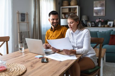Ek iş para, ikinci iş konsepti. Genç üniversite öğrencileri serbest internet işinde çalışarak öğrenci kredisini, kirayı, seyahat tatili finansmanını ve ekonomi videosunu ödemek için para biriktiriyor.