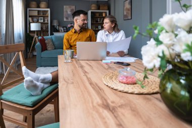 Ek iş para, ikinci iş konsepti. Genç üniversite öğrencileri serbest internet işinde çalışarak öğrenci kredisini, kirayı, seyahat tatili finansmanını ve ekonomi videosunu ödemek için para biriktiriyor.