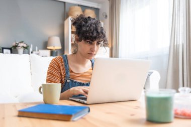 Genç üniversite öğrencisi, serbest çalışan iş kadını, evde dizüstü bilgisayarla çalışan, yeni yenilikçi teknolojiyi ve internet araçlarını test eden,.