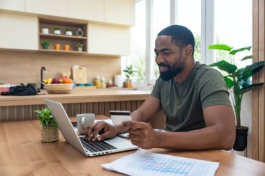 Genç üniversite öğrencisi, serbest çalışan iş adamı, evde dizüstü bilgisayarla çalışan, yeni yenilikçi teknolojiyi ve internet araçlarını test eden,.